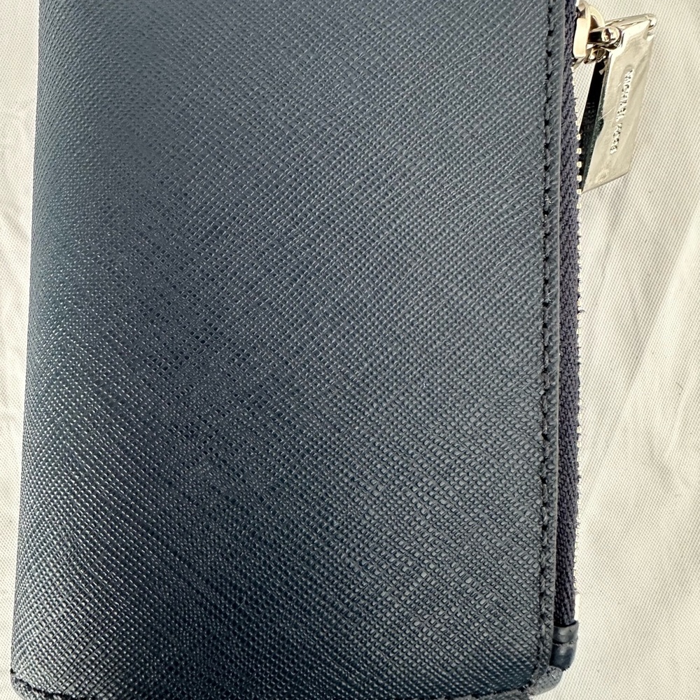 Michael Kors Wallet. - Picture 2 of 6